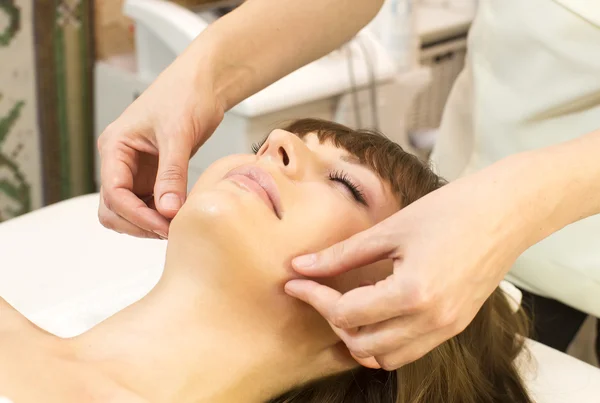 Vrouw gezicht massage betreffende — Stockfoto