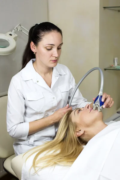 Frau in Klinik lipomassage — Stockfoto