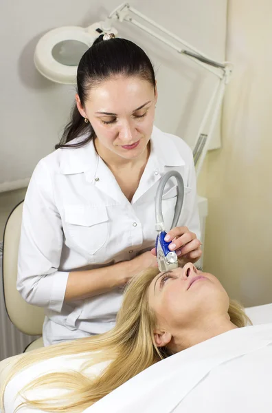 Frau bei Klinik-Lipomassage im Gesicht — Stockfoto