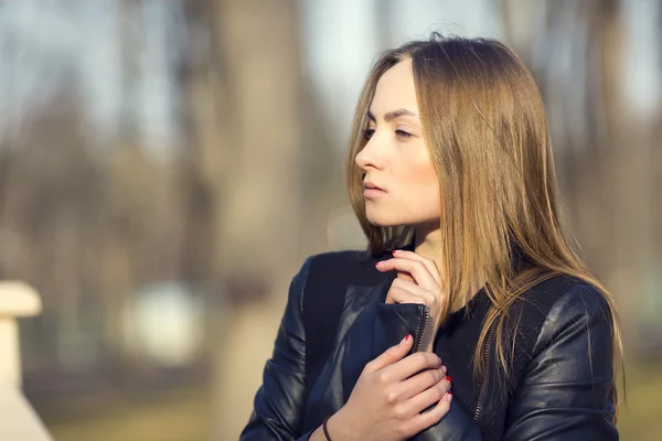 Mujer joven en el parque — Foto de Stock