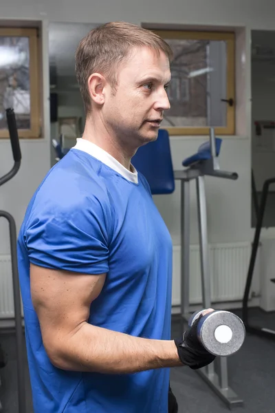 Hombre adulto dedicado a los deportes activos — Foto de Stock