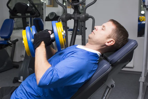 Hombre adulto dedicado a los deportes activos — Foto de Stock