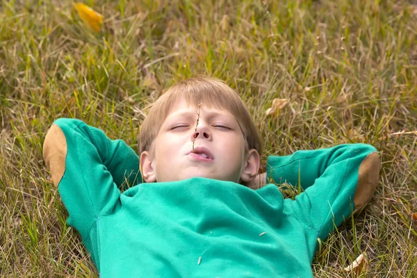 躺在草地上的那个男孩 — 图库照片