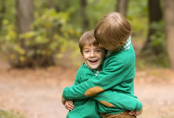 Twee broers knuffelen — Stockfoto