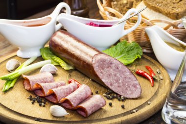 sosis ahşap plaka üzerinde