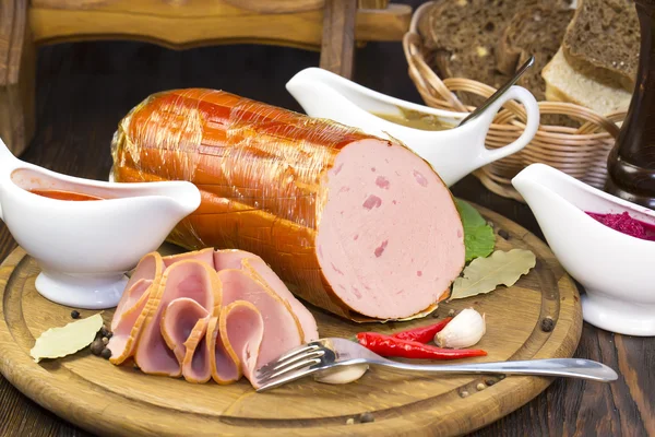 Wurst auf einem Holzteller — Stockfoto