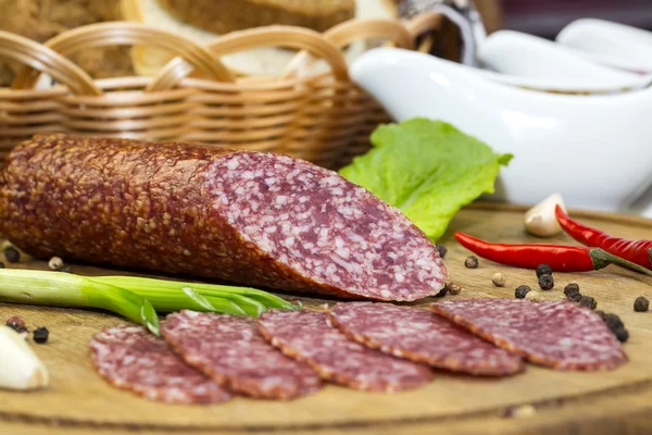 Salchicha sobre plato de madera — Foto de Stock