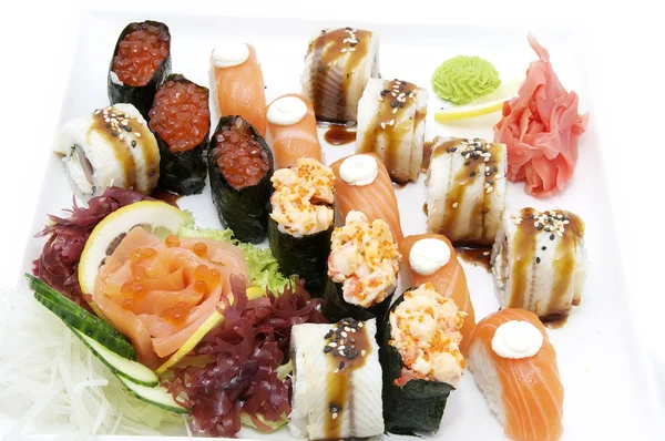 Delicioso conjunto de rolos de sushi — Fotografia de Stock