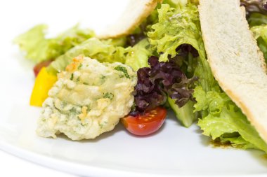 sebzeli ve peynirli salata