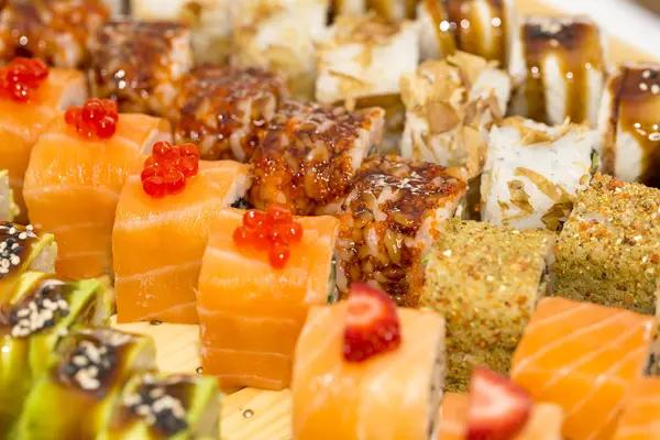 Rollos con pescado y verduras — Foto de Stock