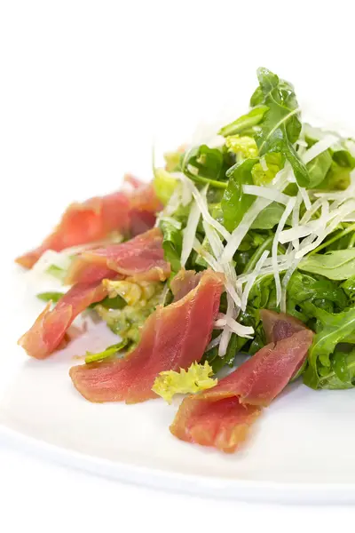 Salad of arugula, tuna and vegetables — Stock Photo, Image