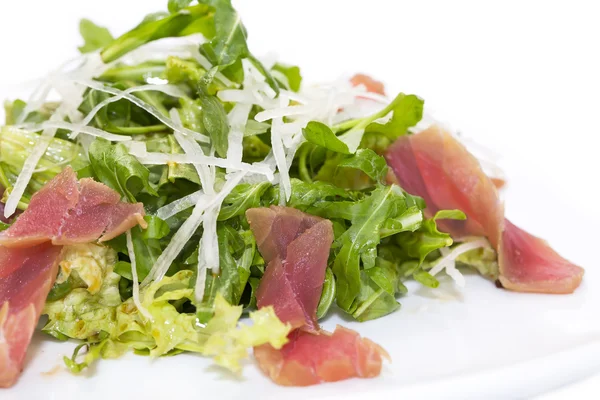 Salad of arugula, tuna and vegetables — Stock Photo, Image