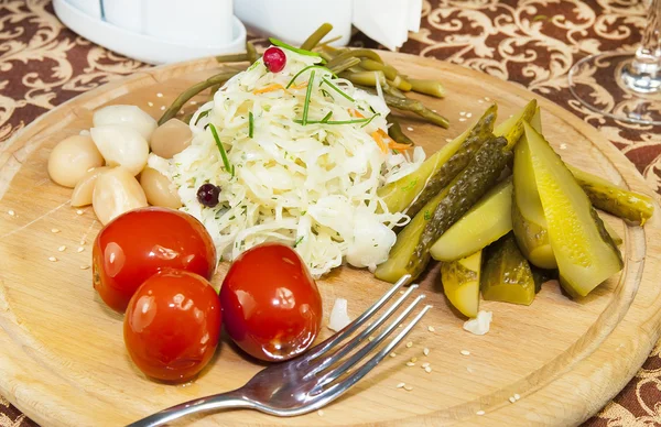 Verdure sottaceto su tavola di legno — Foto Stock