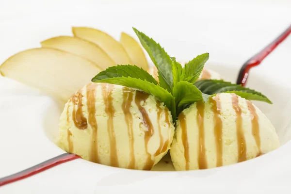 Helado con salsa de caramelo —  Fotos de Stock