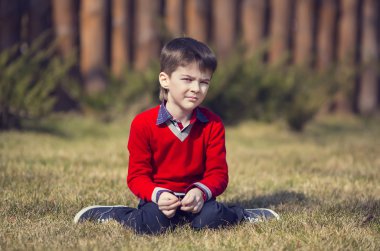 Çocuk parkta bir yürüyüş üzerinde