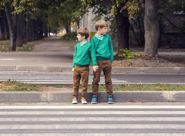 Два мальчика-пешехода — стоковое фото