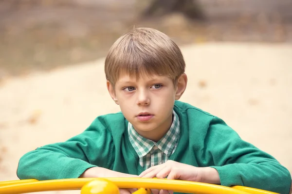 Portret van een jongen op speelplaats — Stockfoto