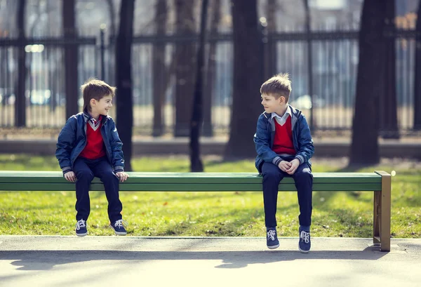 Gutter på tur i parken – stockfoto