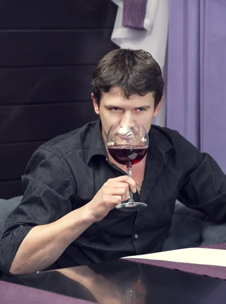 Jeune homme dégustation de vin — Photo