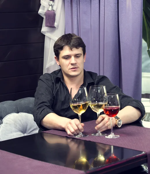 若い男がワインの試飲 — ストック写真