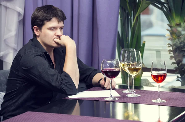 Jeune homme dégustation de vin — Photo