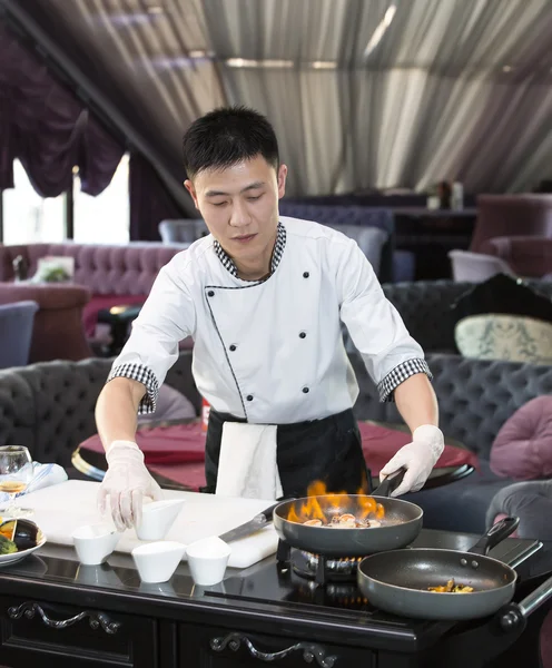 Chef preparing meal — Stock Photo, Image