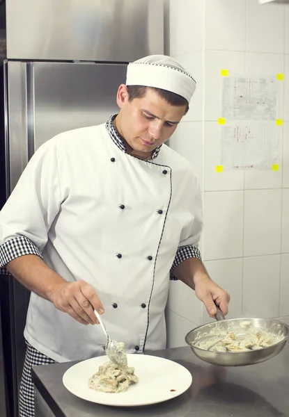 Chef preparando alimentos — Fotografia de Stock