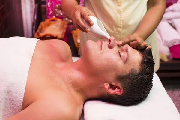 Man in Ayurveda spa-behandeling — Stockfoto