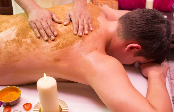 Mannen i ayurvediska spabehandling — Stockfoto