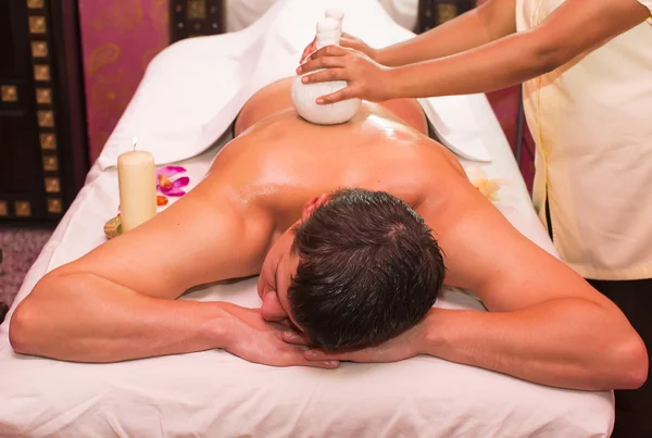 Man  in Ayurvedic spa treatment — Stok Foto