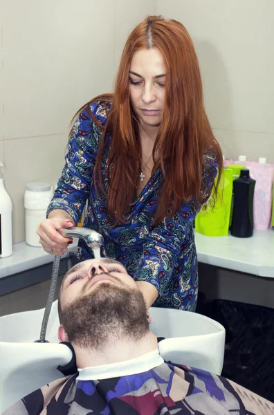 Kvinnlig frisör på salong — Stockfoto