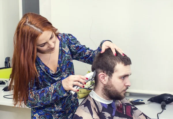 Vrouwelijke kapper knippen haar — Stockfoto