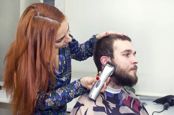Ženské kadeřnice stříhat vlasy — Stock fotografie