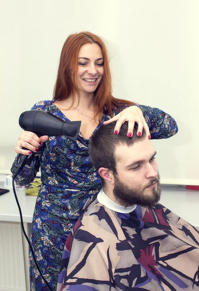 Peluquería femenina en el salón —  Fotos de Stock