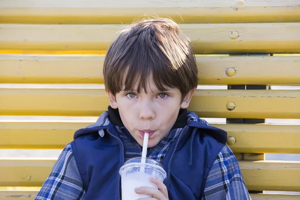 Un garçon boit un milk-shake — Photo