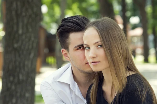 Man en vrouw ontspannen in park — Stockfoto