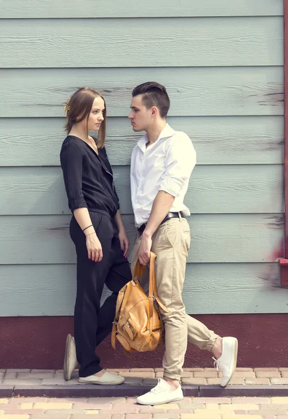 Hermoso hombre y mujer posando — Foto de Stock