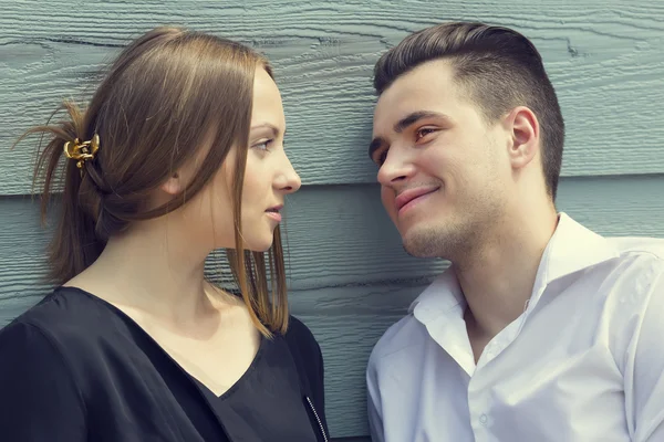 Schöner Mann und Frau posiert — Stockfoto