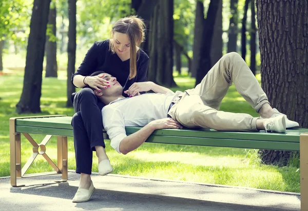 Muž a žena relaxační v parku — Stock fotografie