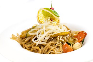 Pirinç noodle sebzeli