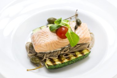 Fırında somon filetosu.