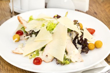 Et, peynir ve sebze salatası