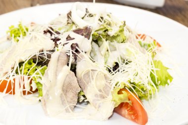 peynir, et ve sebze salatası