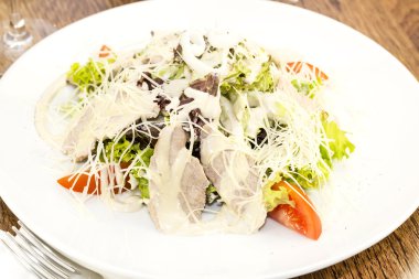 peynir, et ve sebze salatası