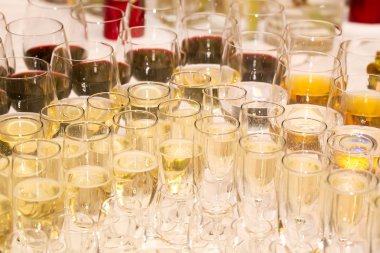 Bardaklarda alkollü içecekler