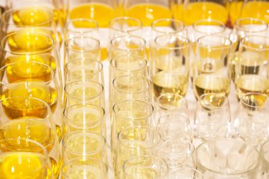 Bardaklarda alkollü içecekler