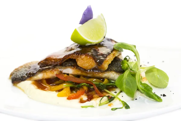 Gebackener Fisch mit Gemüse — Stockfoto