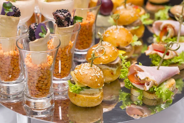 Canapés de fromage, légumes — Photo