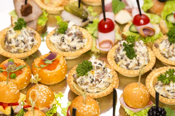 Canape mit Fleisch Meeresfrüchte Ei — Stockfoto