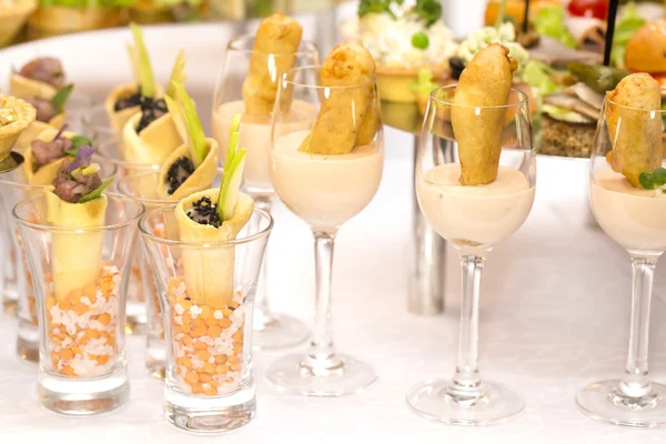 Canapé com ovo de frutos do mar de carne — Fotografia de Stock